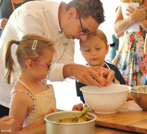 Des enfants de la Timone cuisinent avec des chefs &eacute;toil&eacute;s