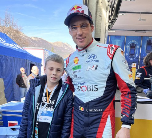 Elliot assiste au Rallye de Monte-Carlo