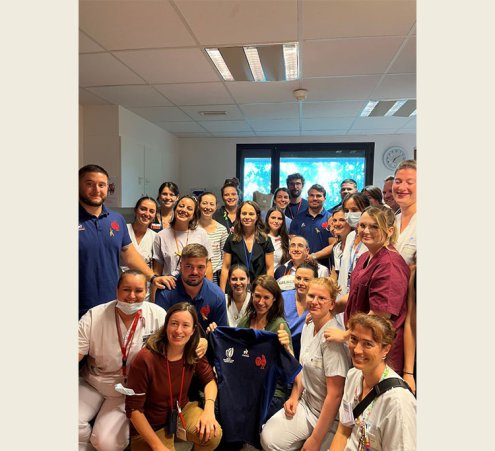 Cinq &eacute;quipes de rugby dans les services p&eacute;diatriques