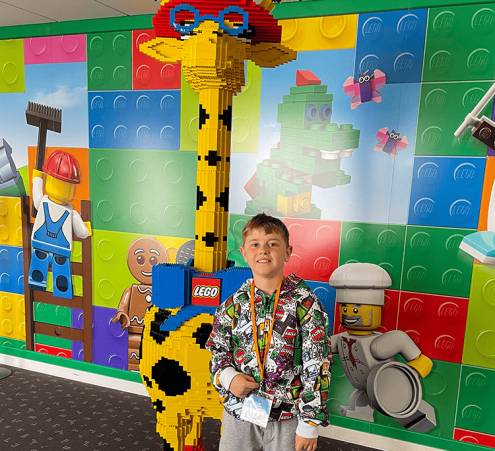 Tom r&eacute;alise son r&ecirc;ve au pays des briques LEGO