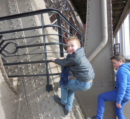 Sous les jupes de la Tour Eiffel