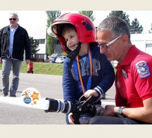 Nolhan, 4 ans, &agrave; Disneyland avec les pompiers
