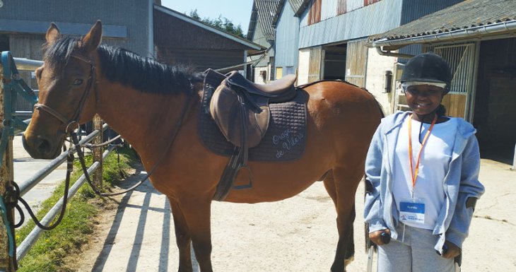 Camille r&ecirc;ve de monter &agrave; cheval 