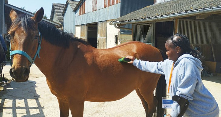 Camille r&ecirc;ve de monter &agrave; cheval 