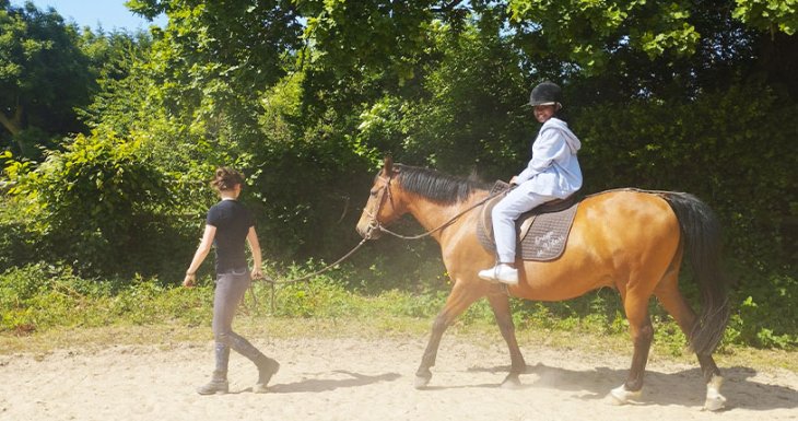 Camille r&ecirc;ve de monter &agrave; cheval 
