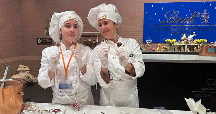Des passionn&eacute;s de p&acirc;tisserie au Lindt Home of Chocolate 