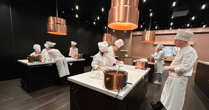 Des passionn&eacute;s de p&acirc;tisserie au Lindt Home of Chocolate 