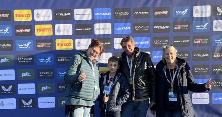 Elliot assiste au Rallye de Monte-Carlo