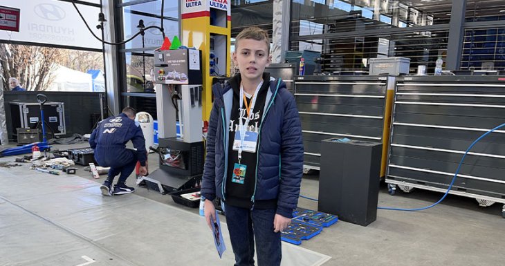 Elliot assiste au Rallye de Monte-Carlo