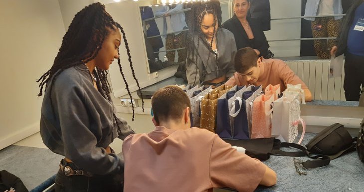 Louise rencontre les &eacute;l&egrave;ves de la Star Academy 