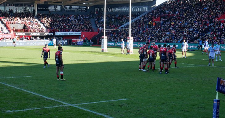 Lucie assiste &agrave; un match au stade Toulousain 