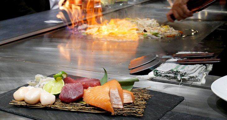 D&icirc;ner en famille dans un restaurant japonais o&ugrave; on cuisine devant nous