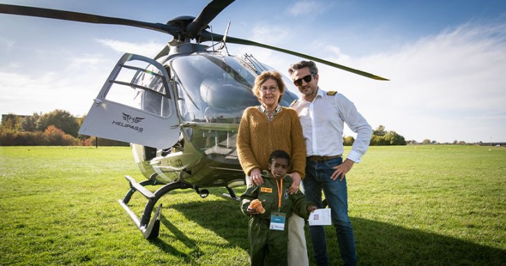 Rayan se balade en h&eacute;licopt&egrave;re 