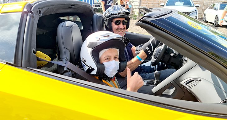 Deux amateurs de voitures prestigieuses