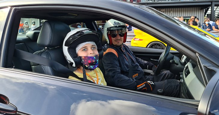 Deux amateurs de voitures prestigieuses