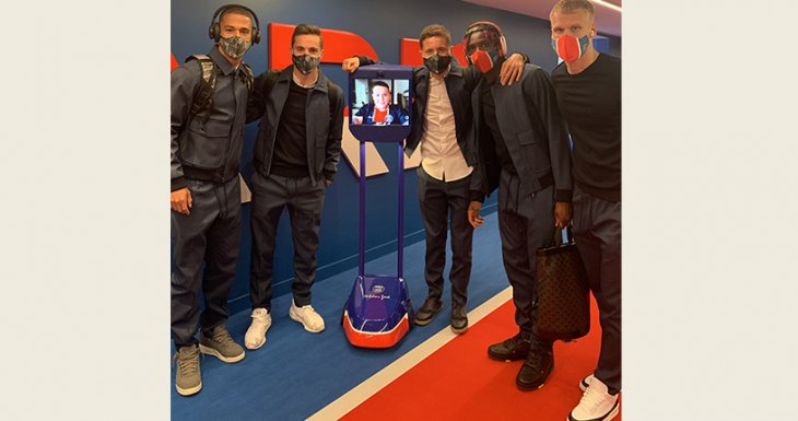 Noa au plus pr&egrave;s de l&#039;&eacute;quipe du PSG
