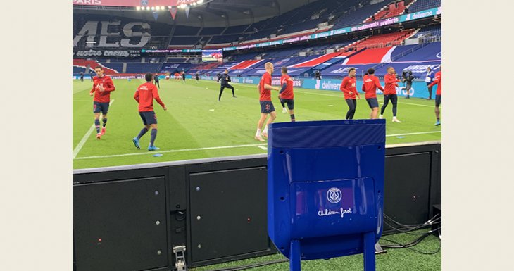 Noa au plus pr&egrave;s de l&#039;&eacute;quipe du PSG