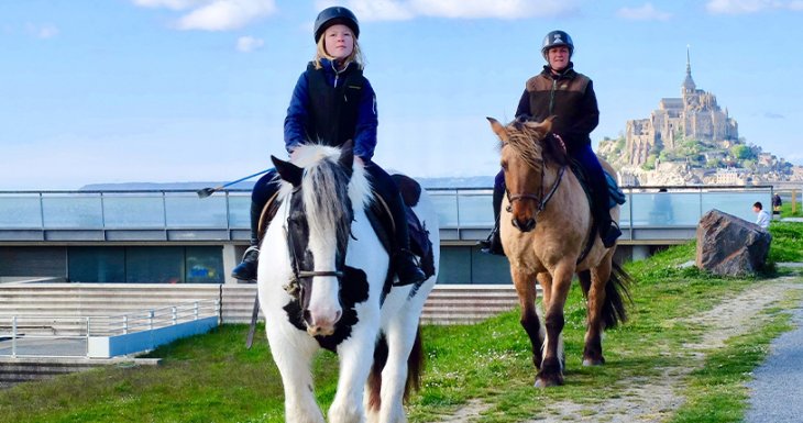 Balade &agrave; poney au Mont-Saint-Michel