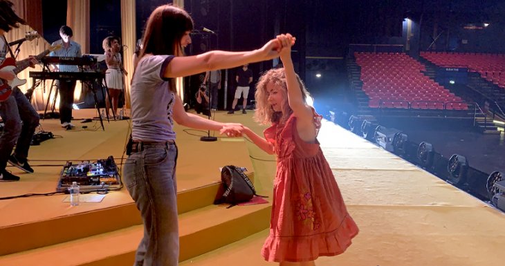 Chanter et danser avec Clara Luciani