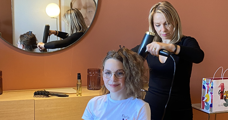 Lucie reprend confiance en elle gr&acirc;ce &agrave; un relooking magique