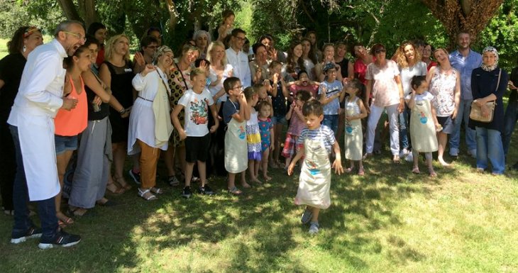 Des enfants de la Timone cuisinent avec des chefs &eacute;toil&eacute;s