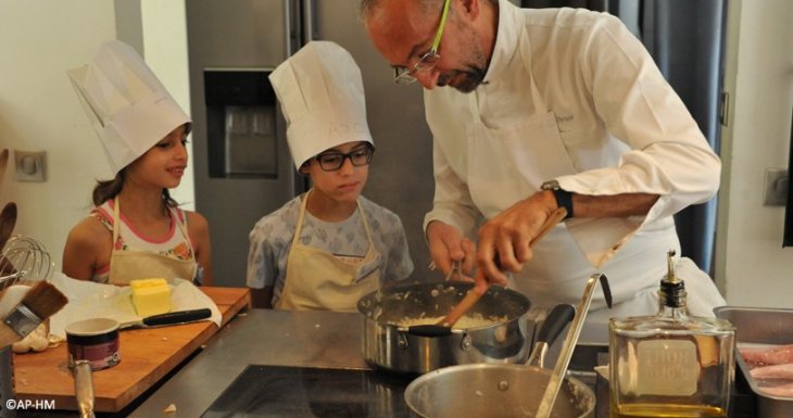 Des enfants de la Timone cuisinent avec des chefs &eacute;toil&eacute;s