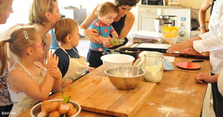 Des enfants de la Timone cuisinent avec des chefs &eacute;toil&eacute;s