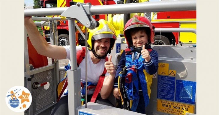 Nolhan, 4 ans, &agrave; Disneyland avec les pompiers
