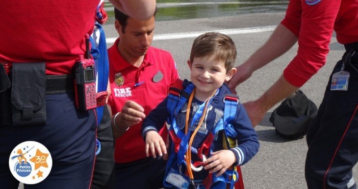 Nolhan, 4 ans, &agrave; Disneyland avec les pompiers
