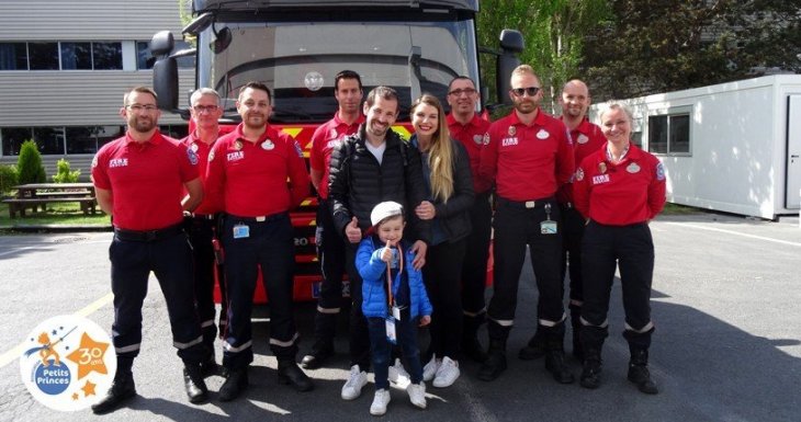 Nolhan, 4 ans, &agrave; Disneyland avec les pompiers