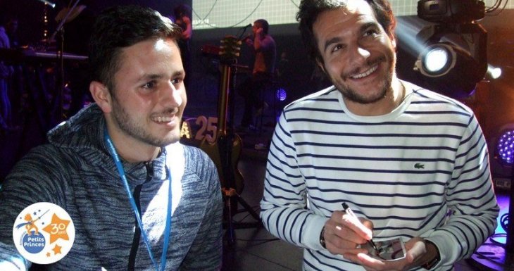 Comme des fr&egrave;res avec le chanteur Amir